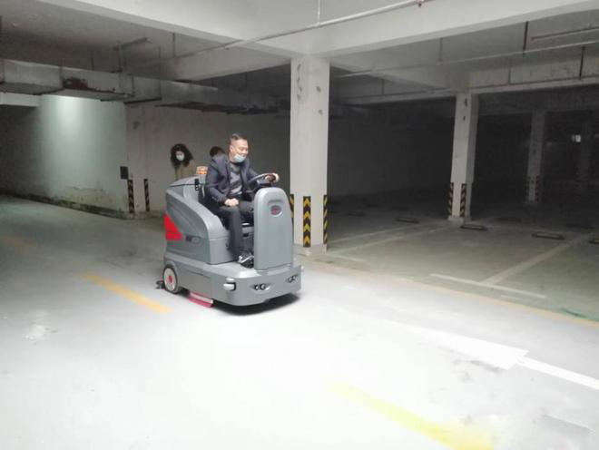 塔城小区物业保洁不用人力改用驾驶式洗地机了